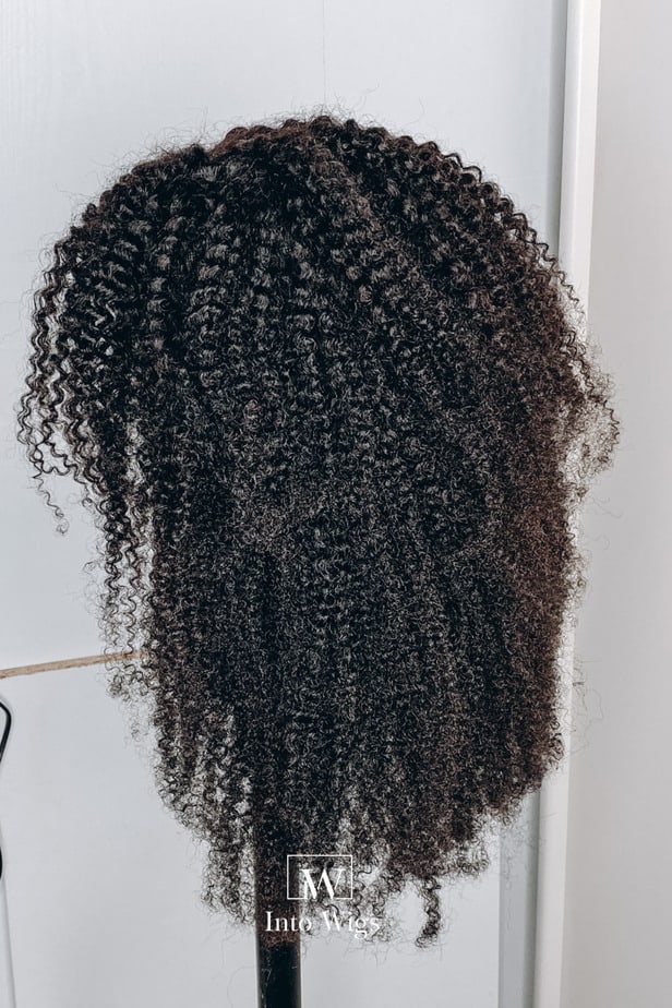 An image of the hair in its natural state after washing and leaving it to air dry.